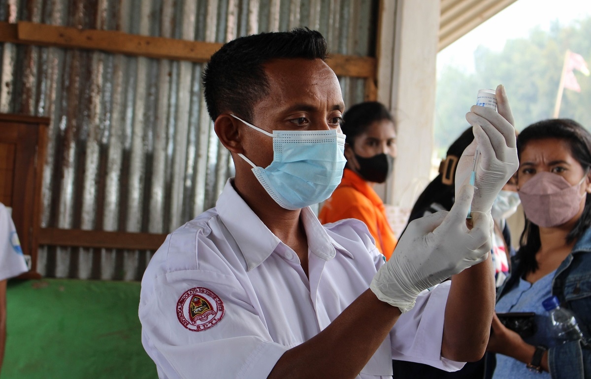 Timorese receive Covid-19 vaccines in suku Horaiquic, Maubisse, Ainaro with support from Australia’s PARTISIPA program (Australian Embassy Timor-Leste/DFAT Images)